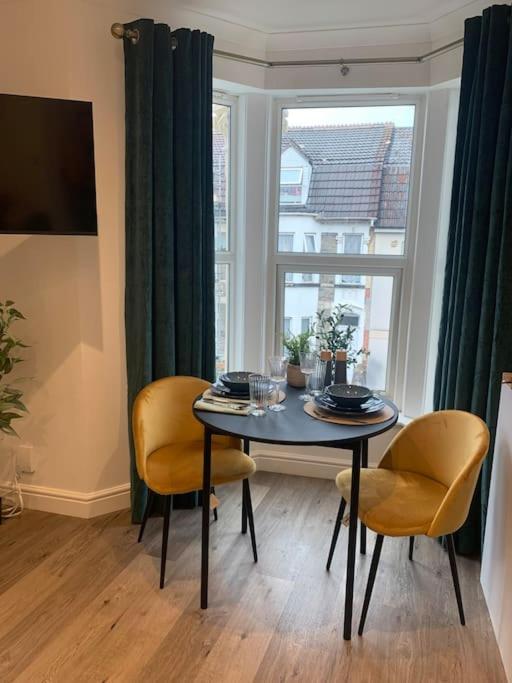 Alto - Lovely 2 Bedroom Serviced Apartment Bristol By Mint Stays Kültér fotó